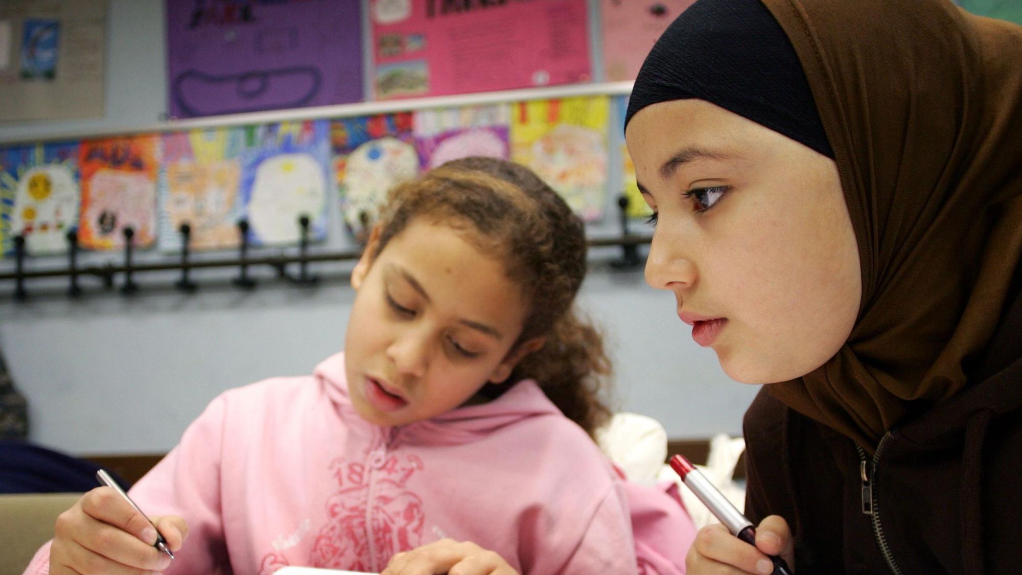 Das Foto zeigt Muslime im Schulunterricht.