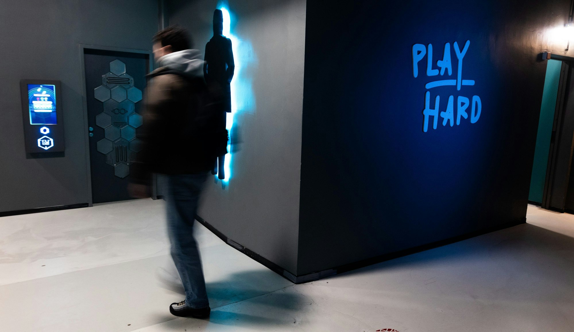 Am Punkteterminal neben der Tür müssen sich die Spieler zu Beginn einloggen.