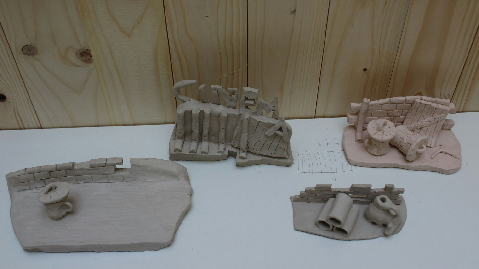 Auf dem Bild sind Werke des Künstlers zu sehen.