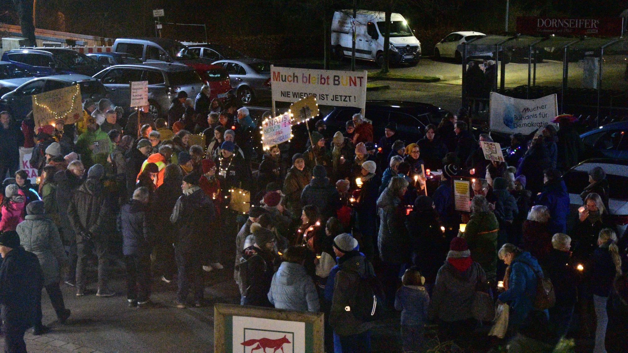 Demo des Mucher Bündnisses für Demokratie auf dem Rewe-Parkplatz geegen eine AfD-Versammlung.