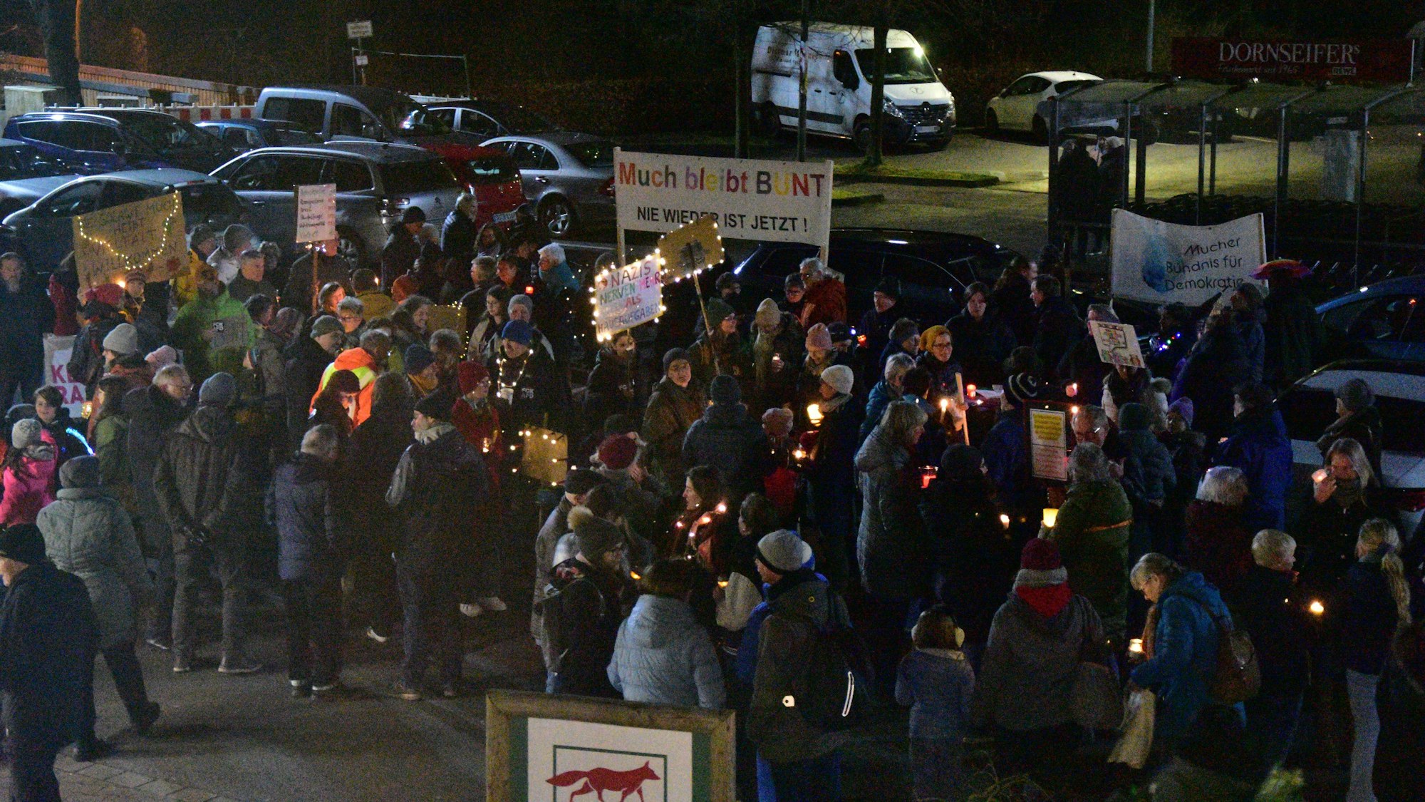 Demo des Mucher Bündnisses für Demokratie auf dem Rewe-Parkplatz geegen eine AfD-Versammlung.