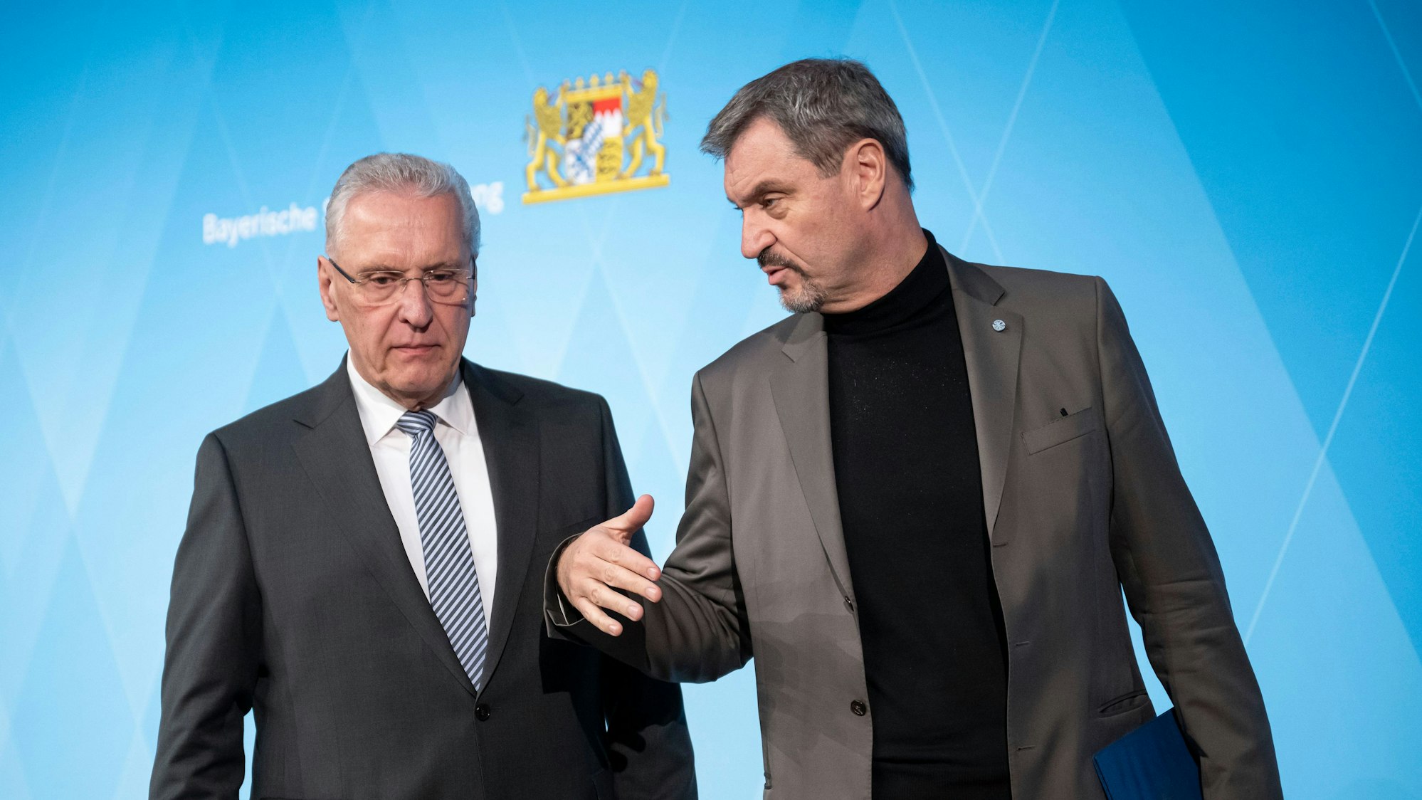 Der Bayerische Ministerpräsident Markus Söder und Innenminister Joachim Herrmann verlassen eine Pressekonferenz zum tödlichen Angriff in einem Park in Aschaffenburg.