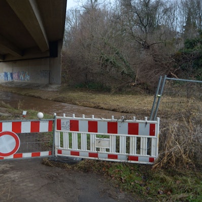Bauzäune blockieren die Zufahrt zum Weg an der Erft.
