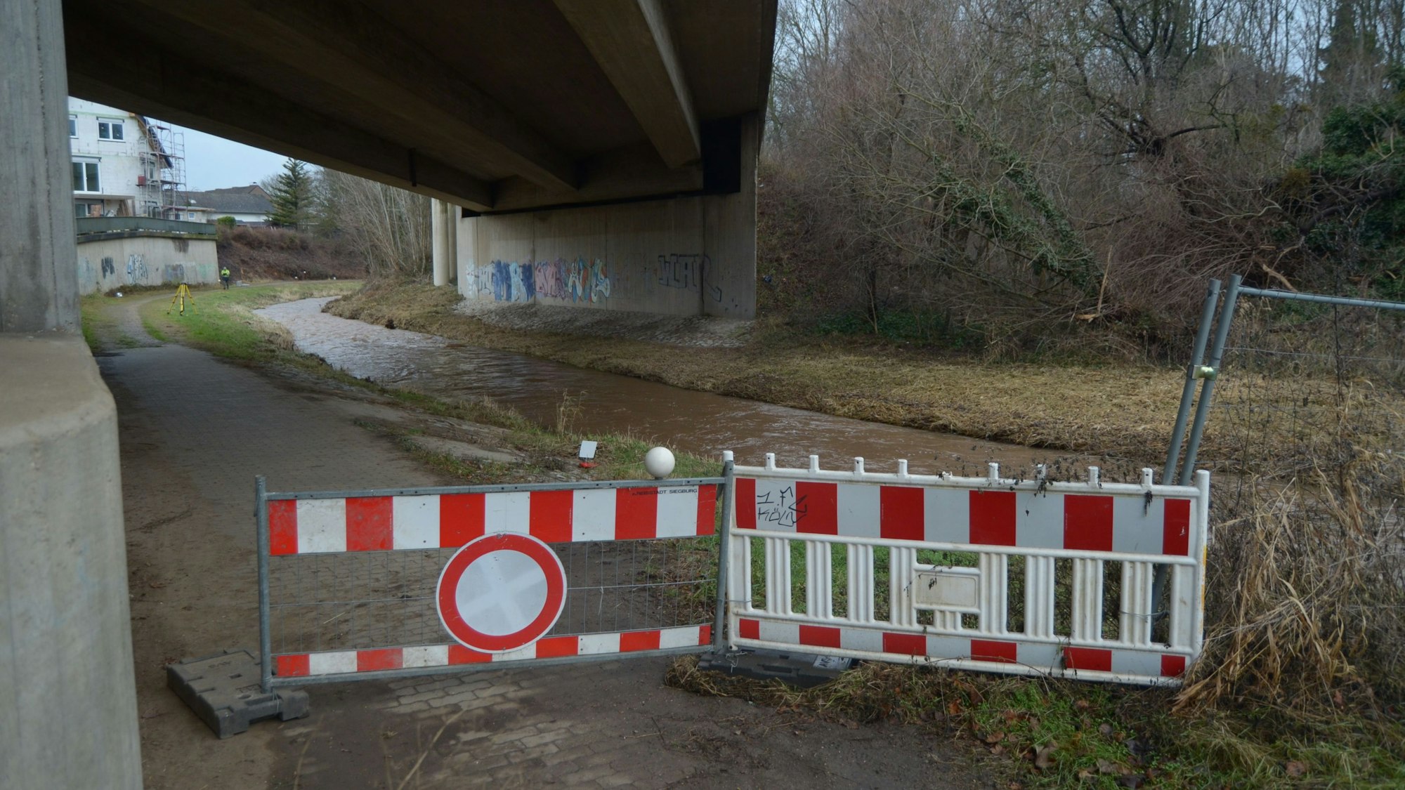 Bauzäune blockieren die Zufahrt zum Weg an der Erft.