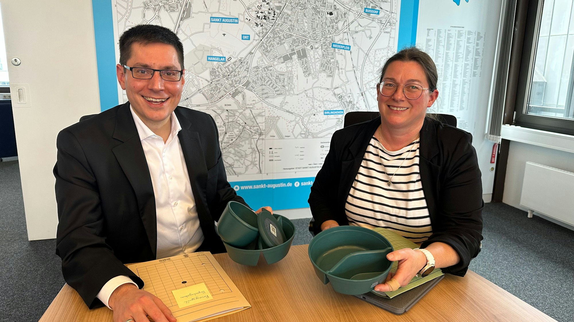Bürgermeister Max Leitterstorf und Kämmerin Claudia Seidl setzten auf Mehrweggeschirr.