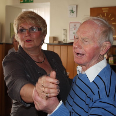 Zu sehen sind Yvonne Magiera und Theo Dexters.