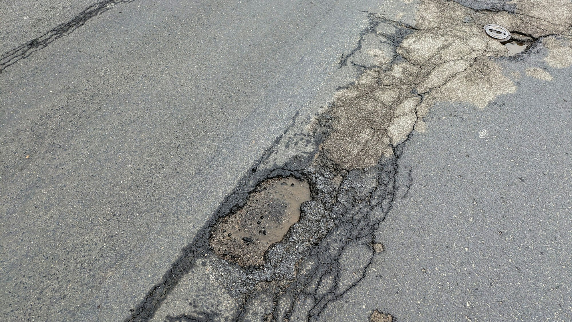 Gefährliche Schlaglöcher gibt es zuhauf.