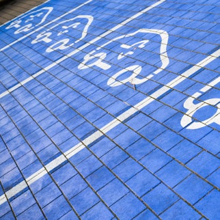 Symbole markieren Ladeplätze an Schnellladesäulen für Elektroautos