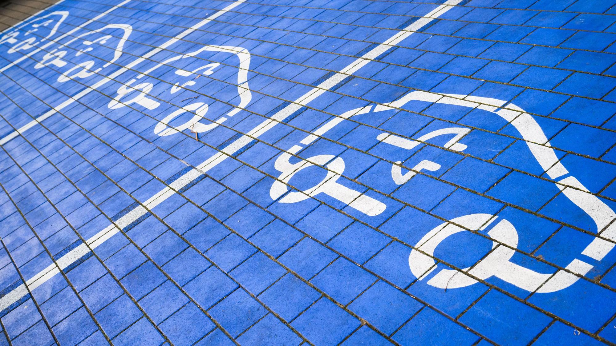 Symbole markieren Ladeplätze an Schnellladesäulen für Elektroautos
