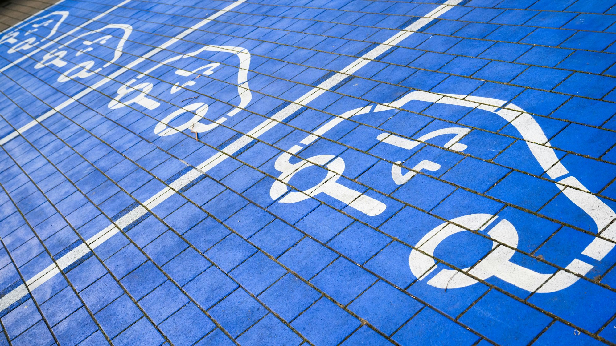 Symbole markieren Ladeplätze an Schnellladesäulen für Elektroautos