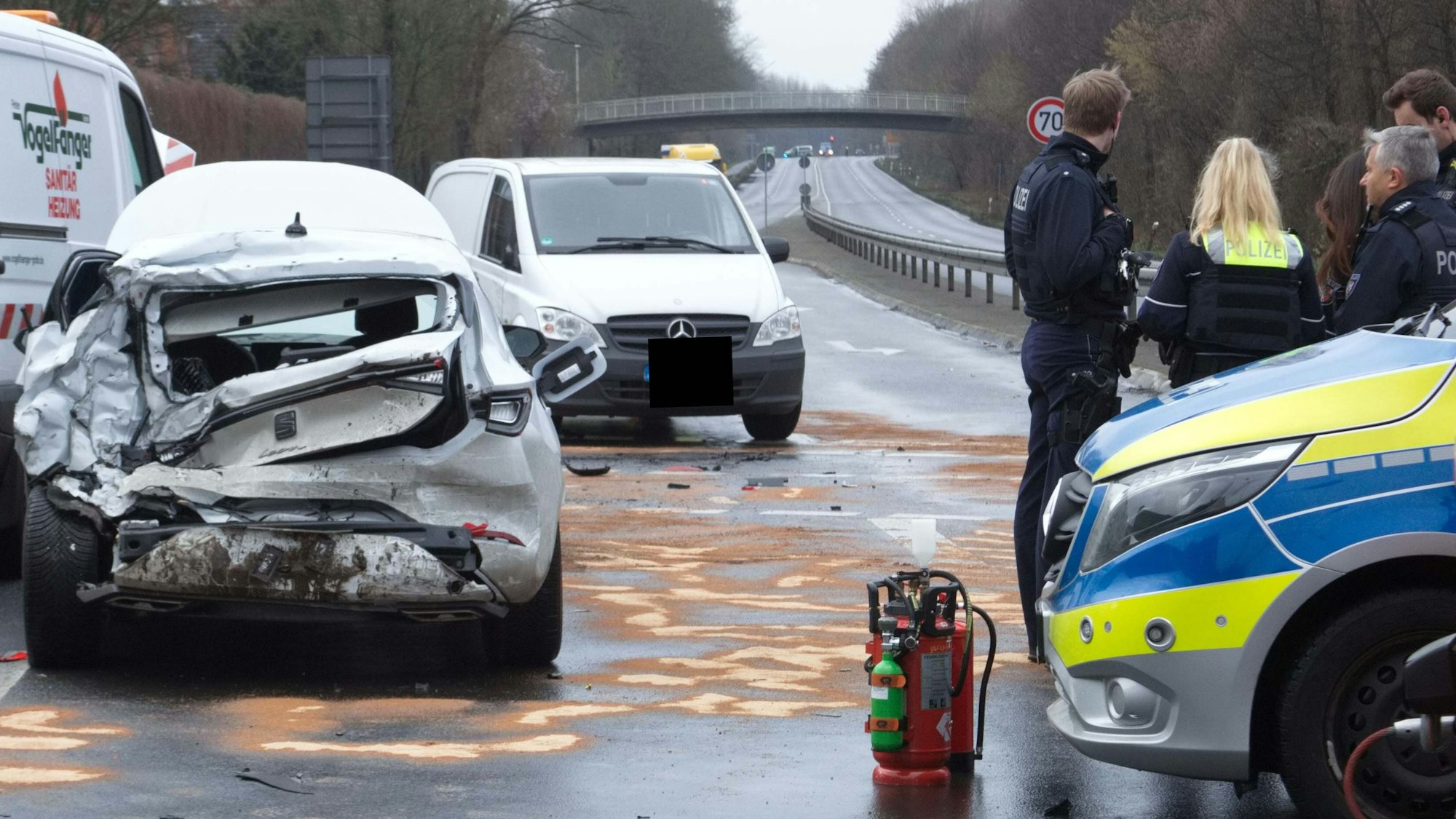 Das Bild zeigt die Unfallstelle mit mehreren beschädigten Autos.