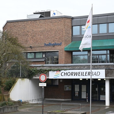 Außenansicht des Schwimmbad Chorweilerbad der Kölnbäder.