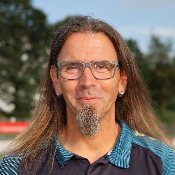 Torsten Reisewitz lacht in die Kamera.