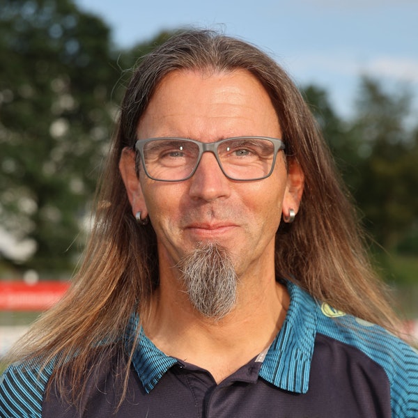 Torsten Reisewitz lacht in die Kamera.