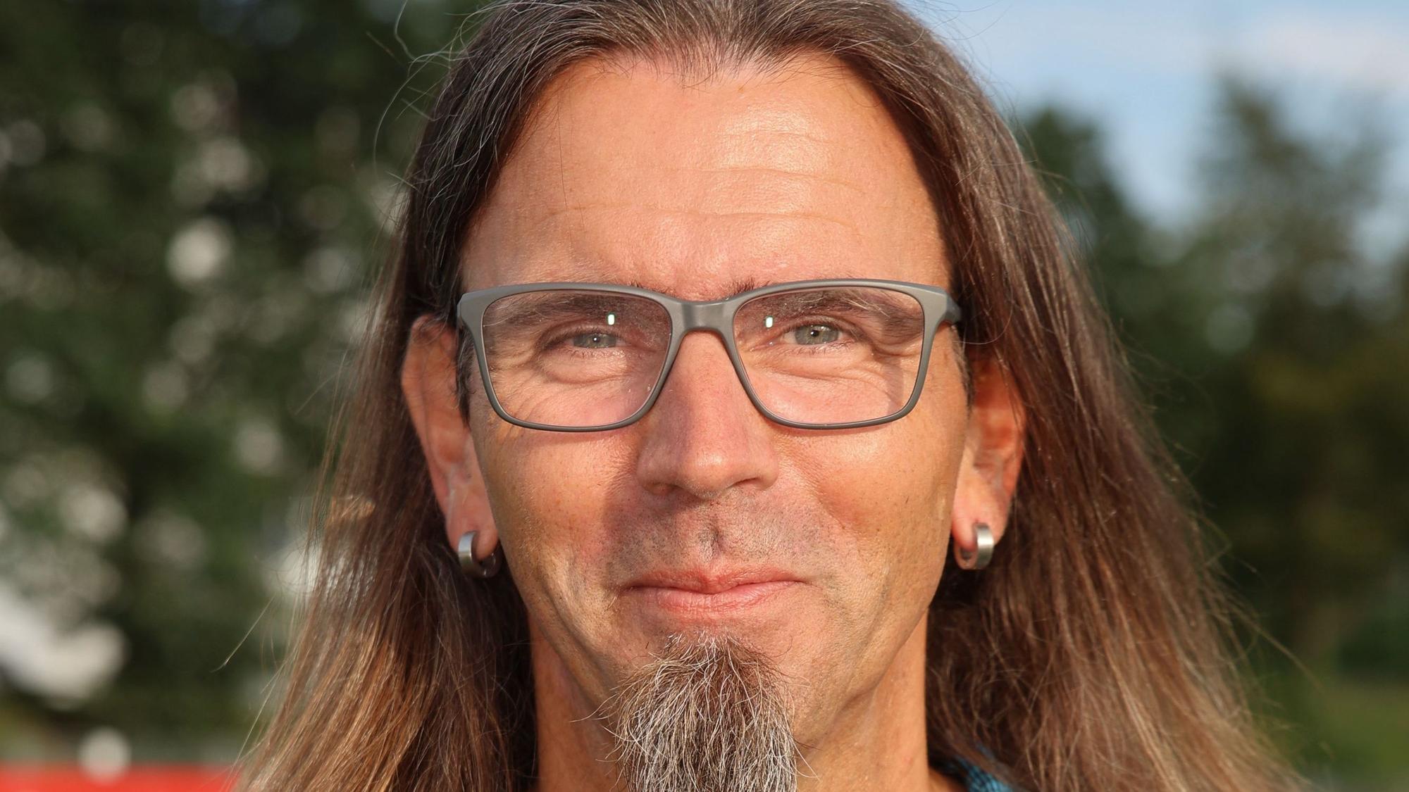Torsten Reisewitz lacht in die Kamera.