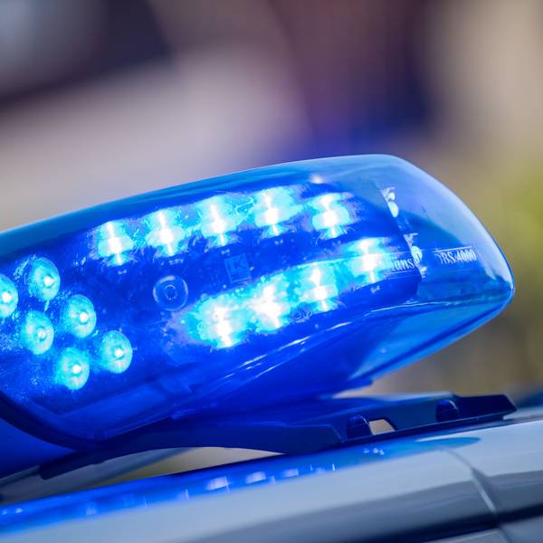Ein Blaulicht ist auf dem Dach eines Polizeifahrzeugs zu sehen.