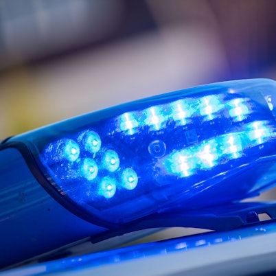 Ein Blaulicht ist auf dem Dach eines Polizeifahrzeugs zu sehen.