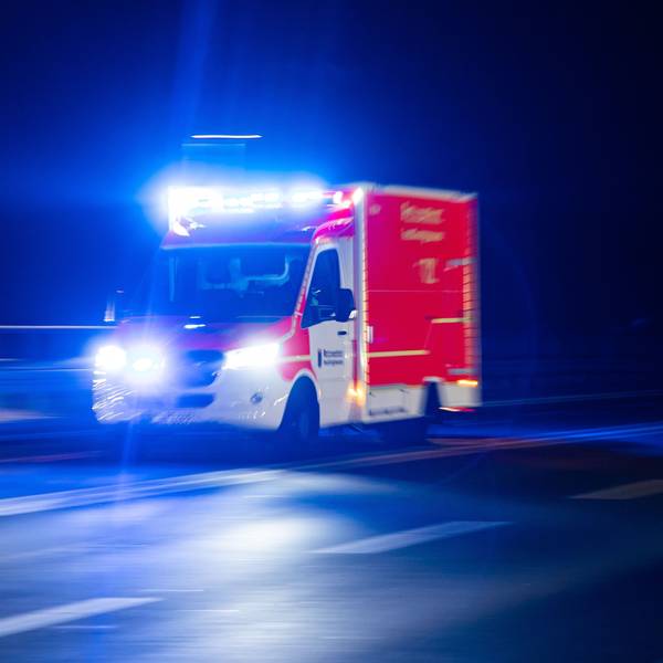 Ein Rettungswagen fährt mit Blaulicht zu einem Einsatz. (Symbolbild)
