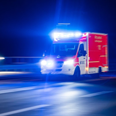 Ein Rettungswagen fährt mit Blaulicht zu einem Einsatz. (Symbolbild)