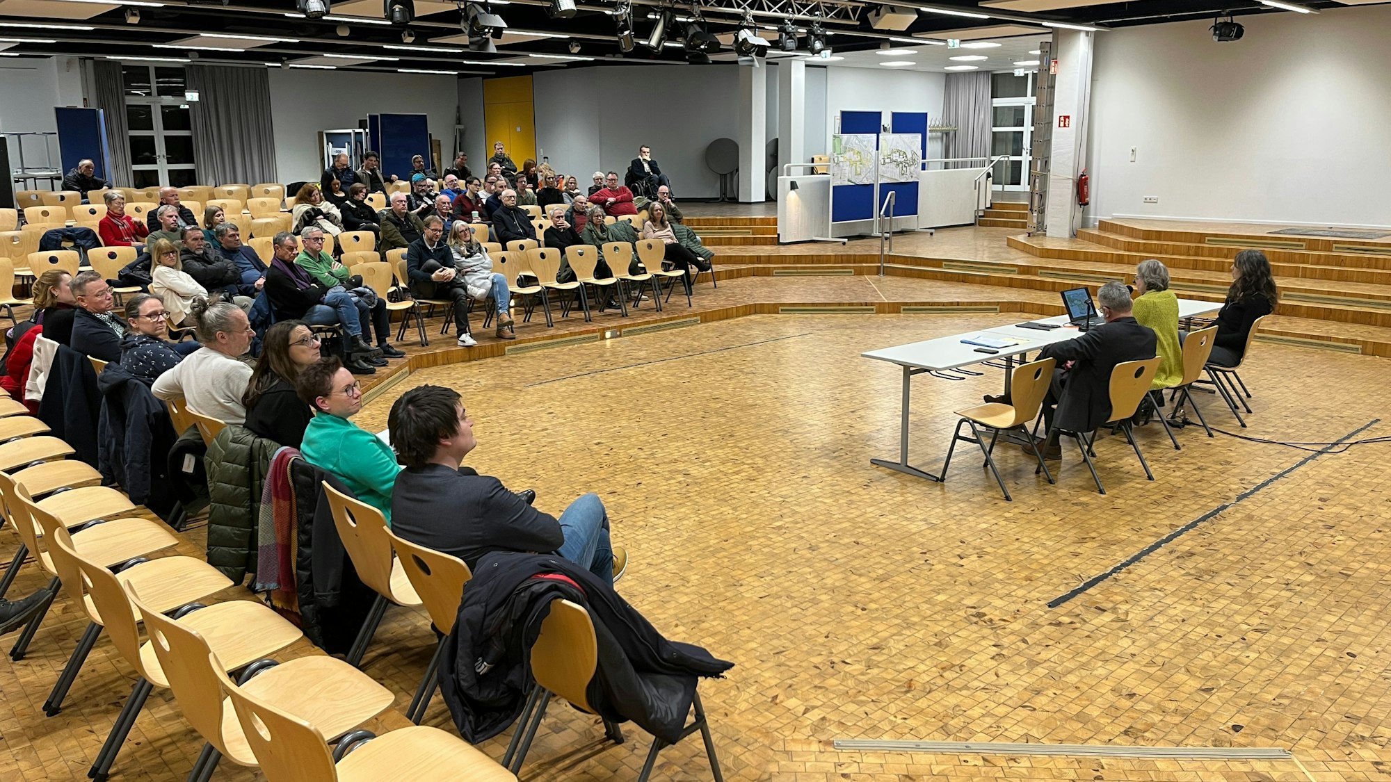 Im Pädagogischen Zentrum des Städtischen Gymnasiums Hennef wurde die Abschlusspräsentation für den Schulcampus gezeigt.