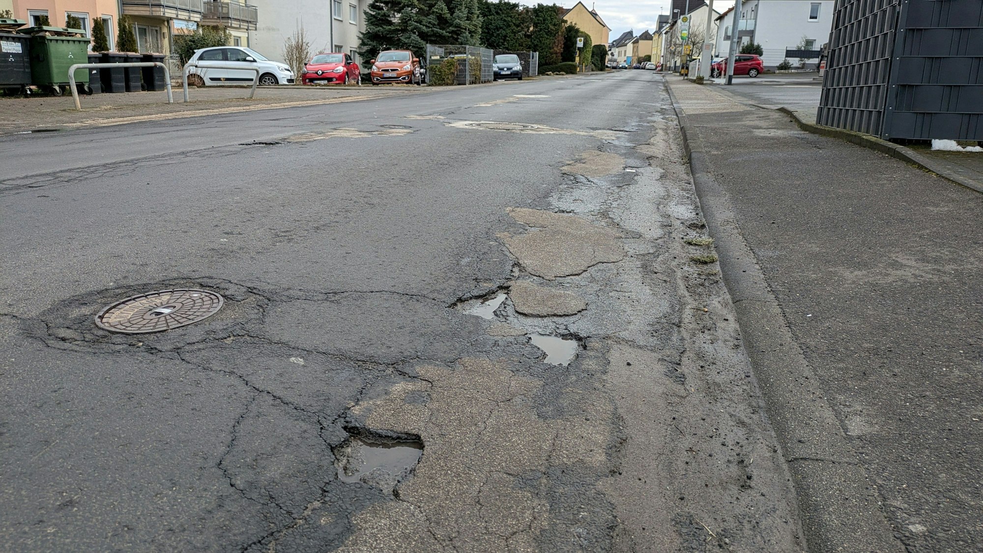 Ein klarer Sanierungsfall ist die Alfterer Straße (L113).