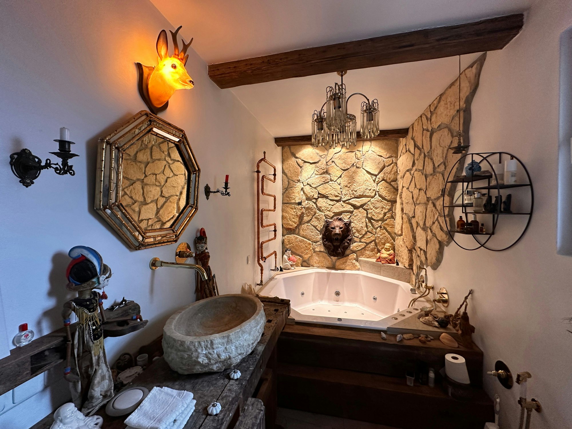 Das Bad ist wie jeder Raum nach eigenen Entwürfen entstanden. Bad mit Löwe, der Wasser spuckt.