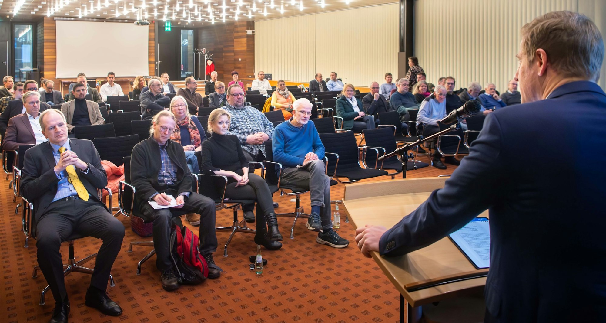 Das Bild zeigt Markus Ramers an einem Rednerpult, während er den Haushalt vorstellte.
