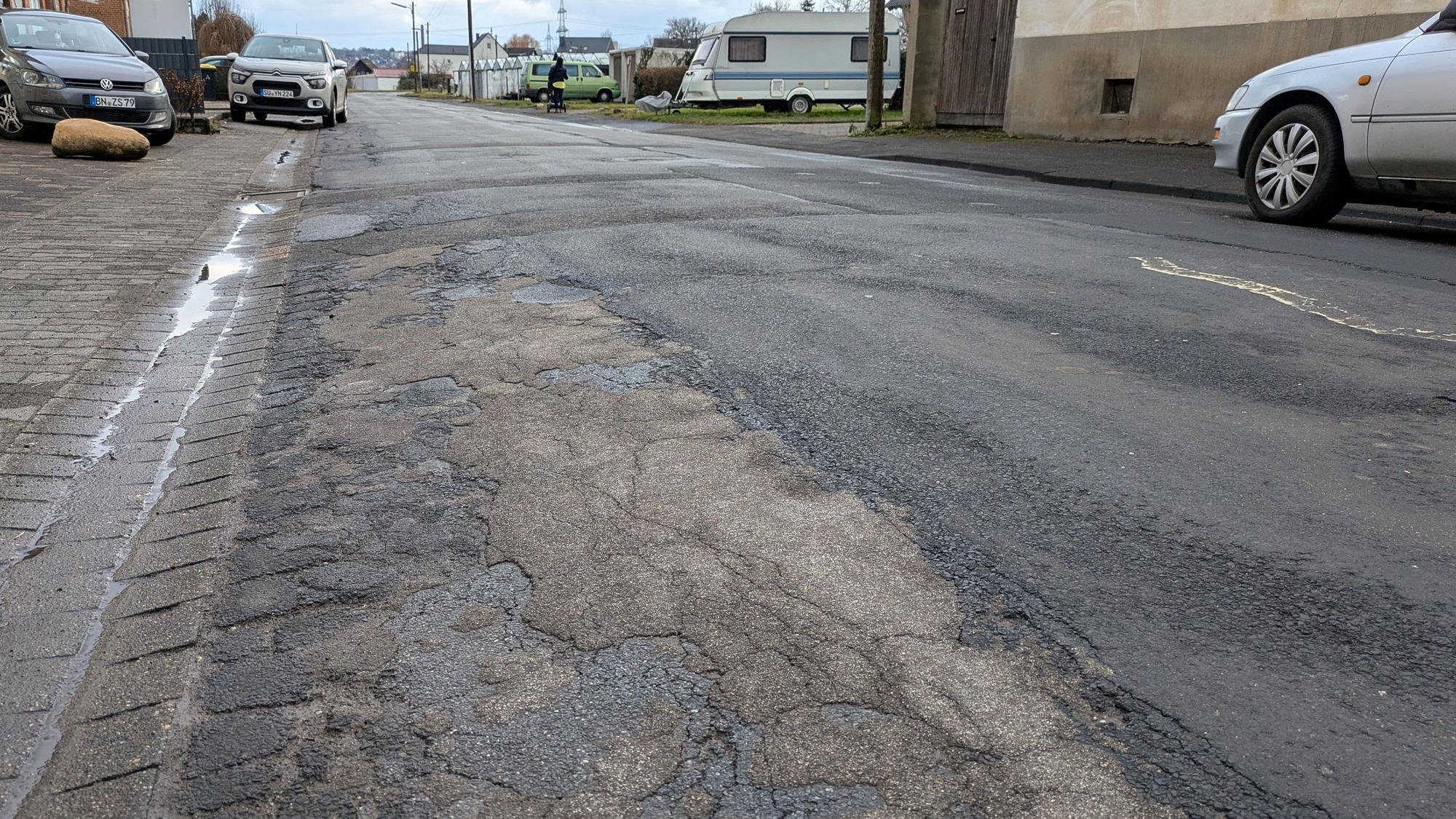 Das Verfahren verzögerte sich, weil es Probleme beim Erwerb von Grundstücken gab. Daher musste die Planung für die Straßen und den Radweg „mehrfach angepasst werden“.