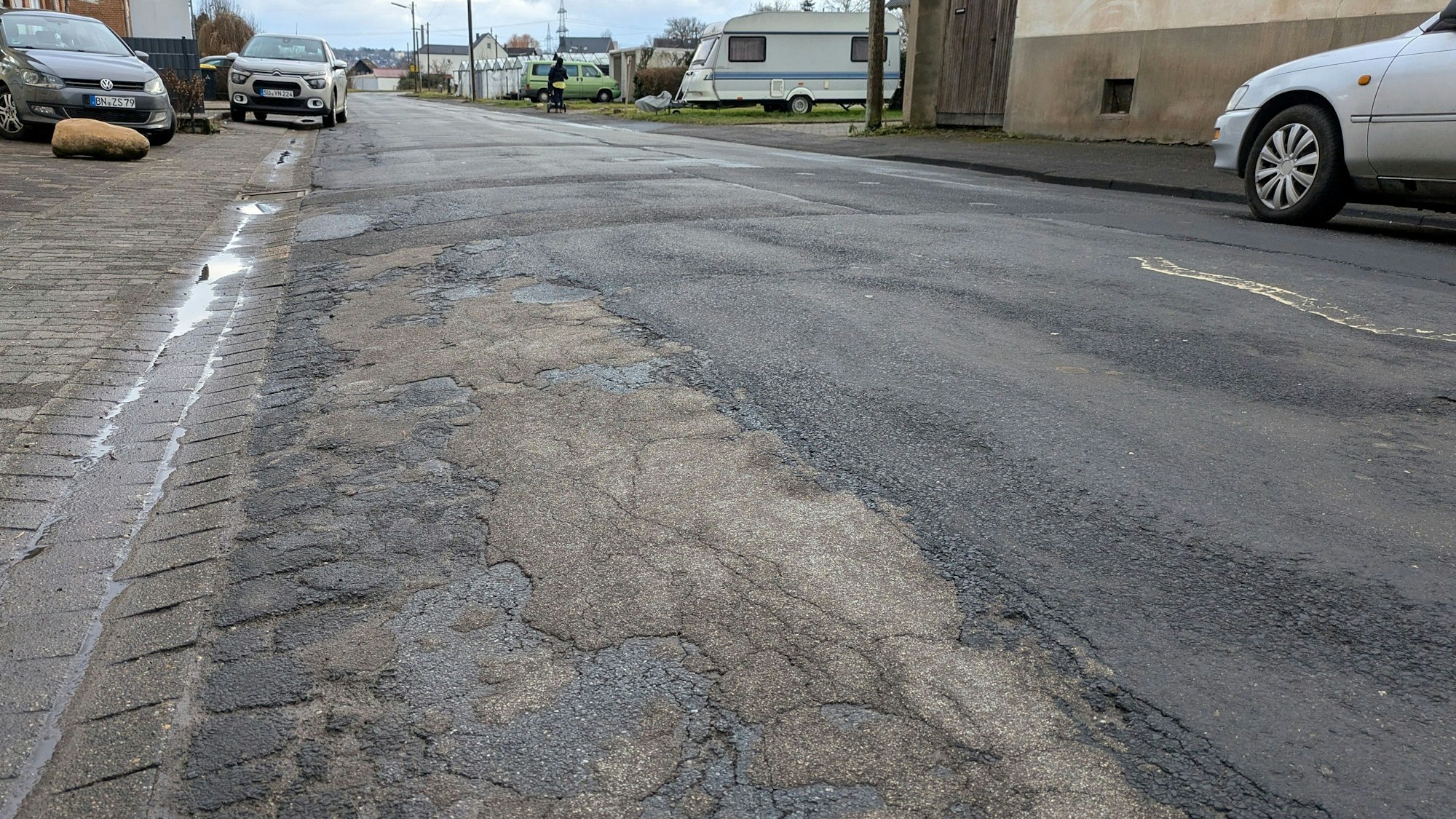 Das Verfahren verzögerte sich, weil es Probleme beim Erwerb von Grundstücken gab. Daher musste die Planung für die Straßen und den Radweg „mehrfach angepasst werden“.