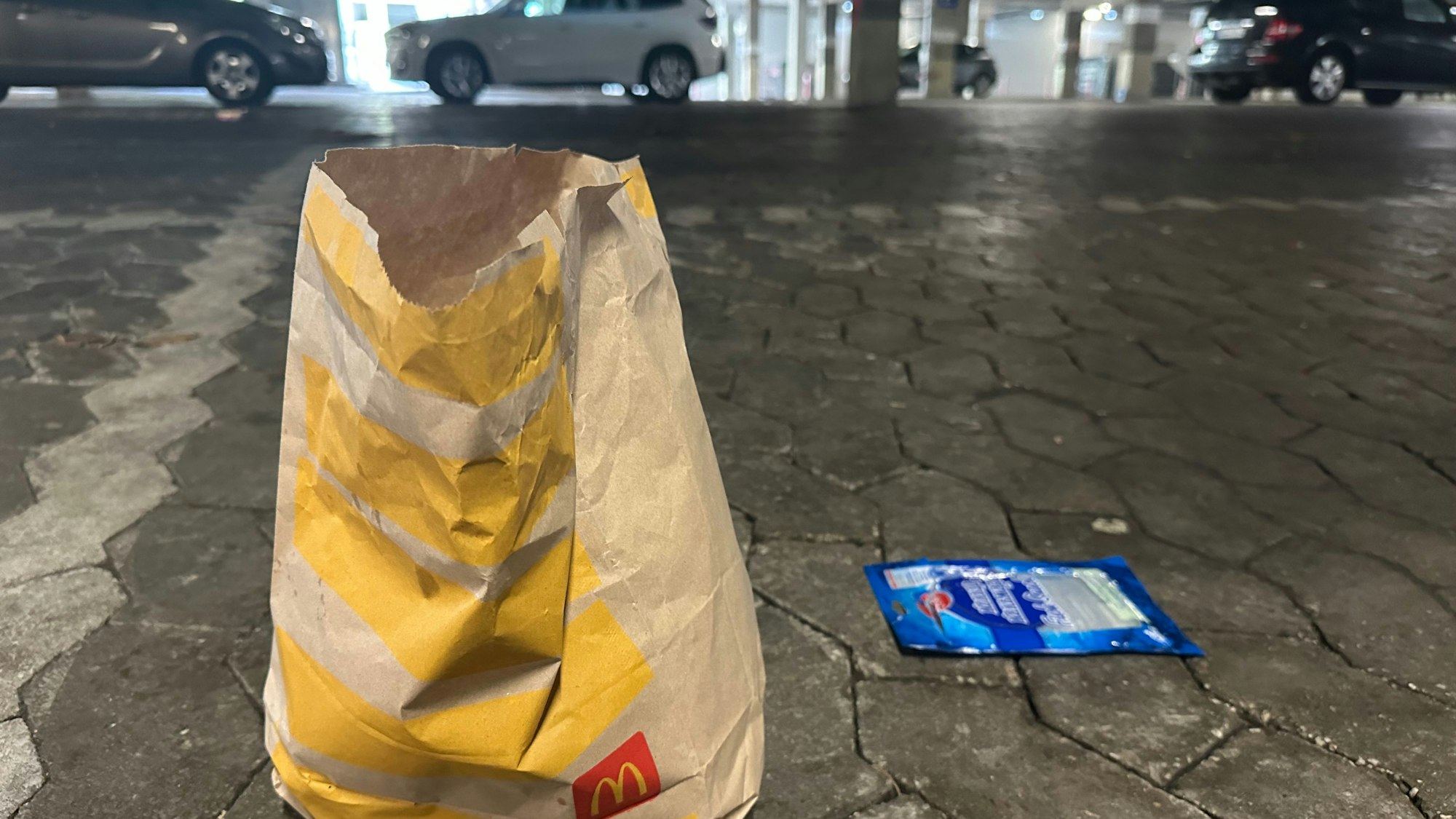 Verpackungsmüll im Parkhaus unter dem Karl-Gatzweiler-Platz in Sankt Augustin.
