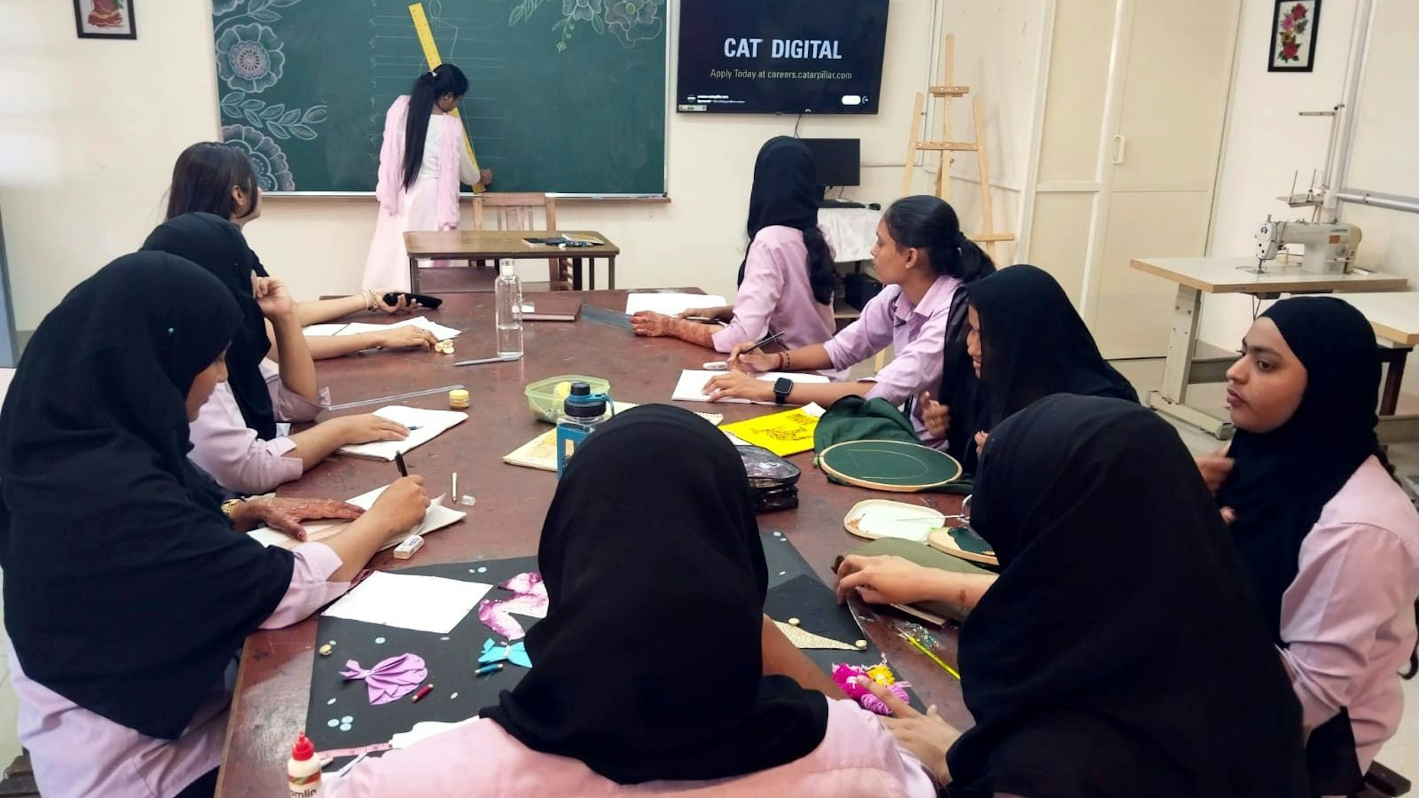 Junge Frauen, die Kopftücher tragen, im Unterrichtsraum eines Berufsbildungszentrums in Mangalore/Indien.