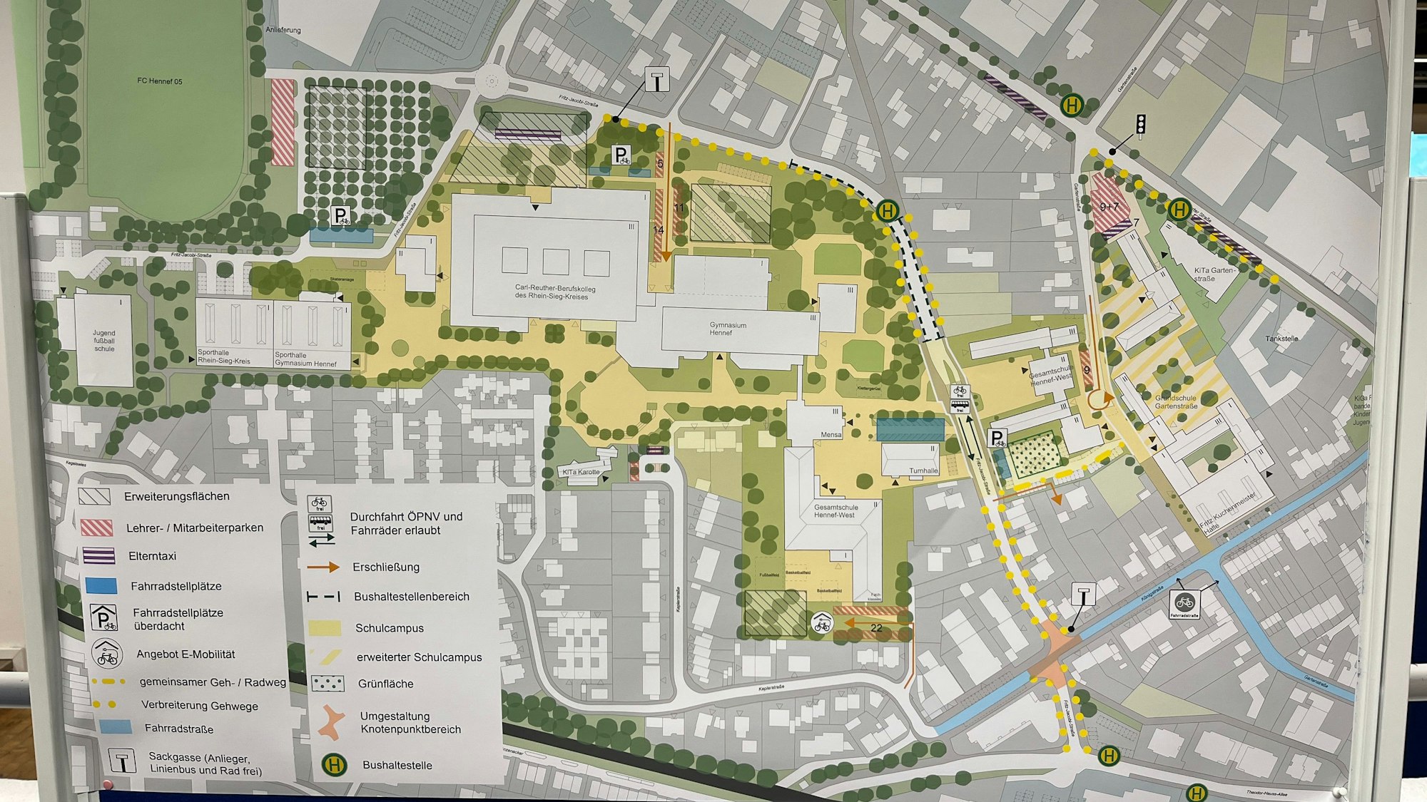 Ein Plan hängt an einer Stellwand.