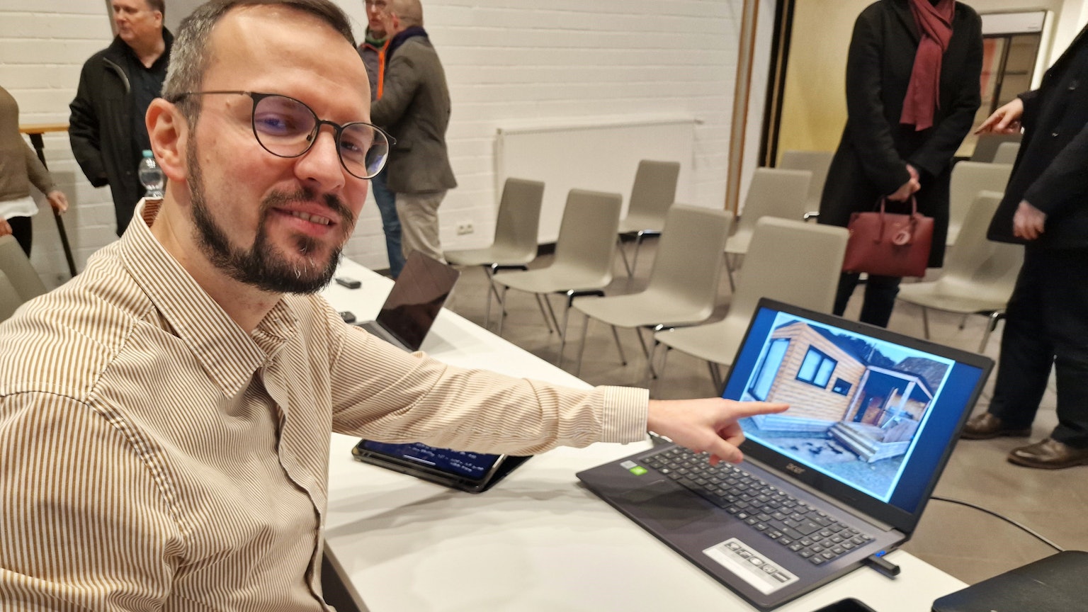 Henry Horn, im Wachtberger Rathaus verantwortlich für Hoch- und Tiefbau, zeigt der Rundschau ein Foto der Tiny-Häuser