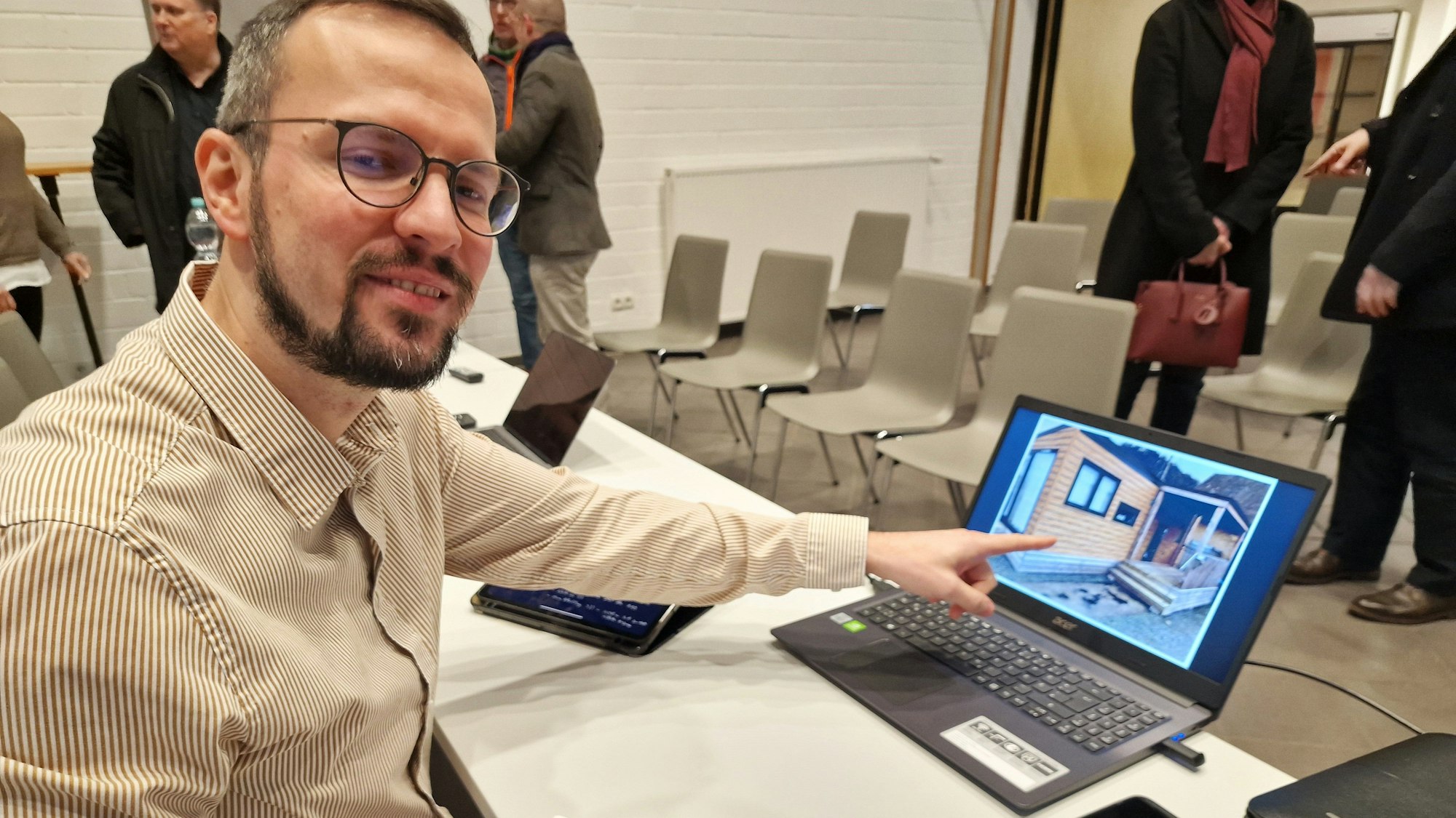 Henry Horn, im Wachtberger Rathaus verantwortlich für Hoch- und Tiefbau, zeigt der Rundschau ein Foto der Tiny-Häuser