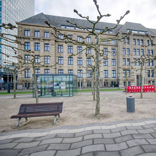 Düsseldorf: Das Gebäude der Staatskanzlei von Nordrhein-Westfalen gesehen von der dem Rhein zugewandten Seite.