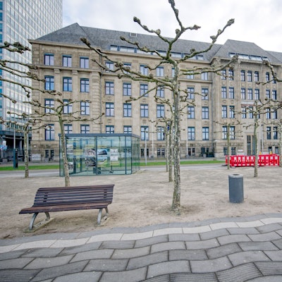 Düsseldorf: Das Gebäude der Staatskanzlei von Nordrhein-Westfalen gesehen von der dem Rhein zugewandten Seite.