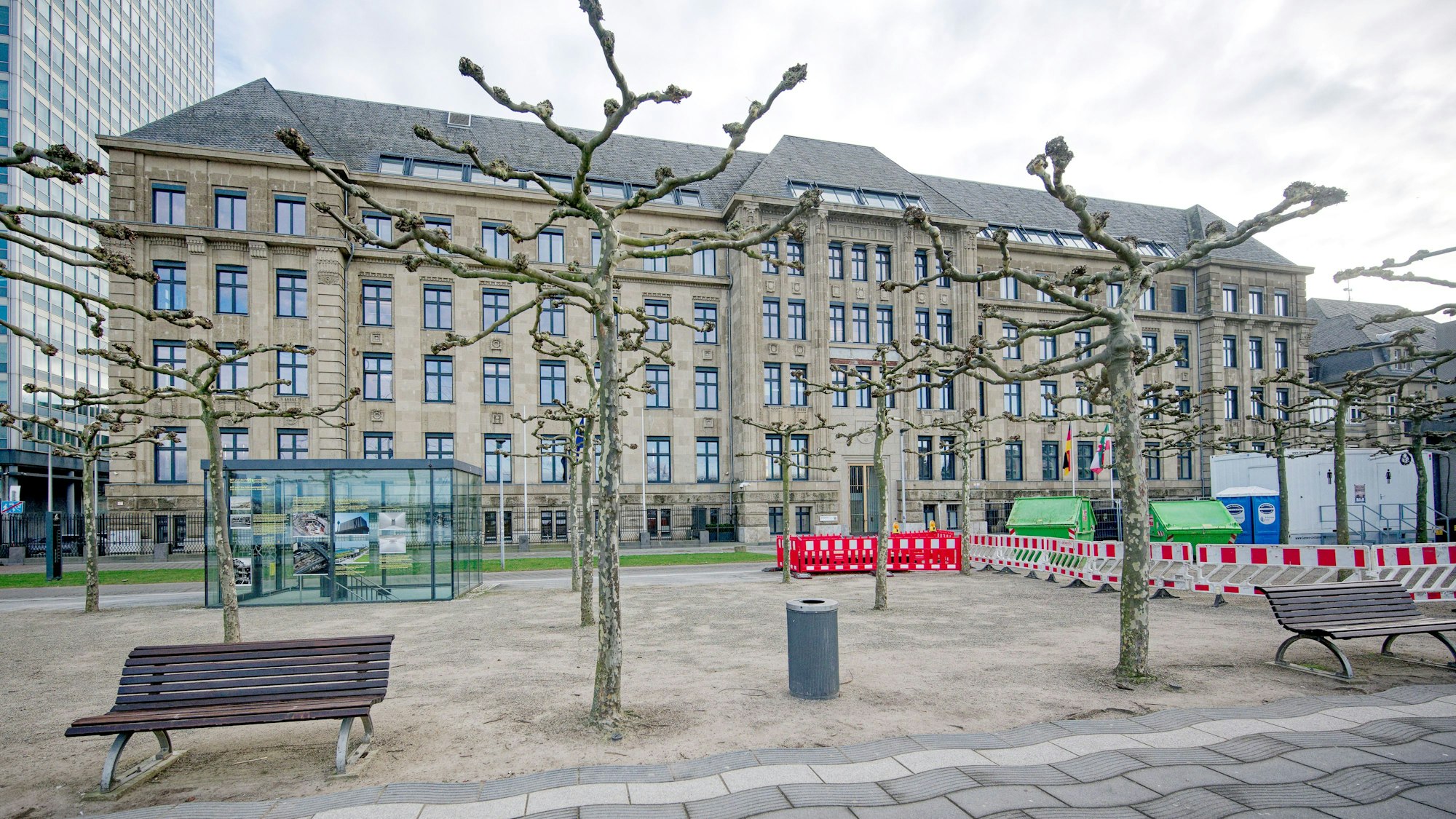 Düsseldorf: Das Gebäude der Staatskanzlei von Nordrhein-Westfalen gesehen von der dem Rhein zugewandten Seite.