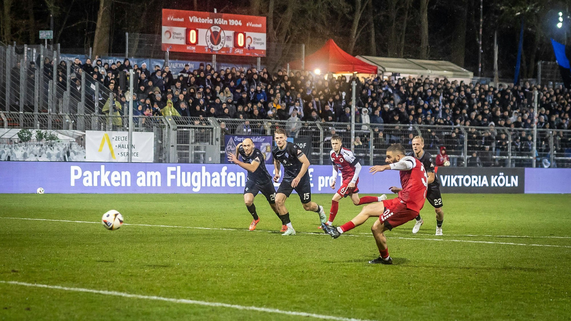 3. Liga: FC Viktoria Köln - SV Waldhof Mannheim, 24.01.2025 Verwandelter Elfmeter durch Serhat-Semih Güler FC Viktoria Köln, 30 zum 1:0  Köln, 24.01.2025, 21. Spieltag der 3. Fußball-Liga, FC Viktoria Köln - SV Waldhof Mannheim im Sportpark Hoehenberg in Köln. Die DFL-Bestimmungen verbieten die Verwendung von Fotografien als Bildsequenzen und / oder Quasi-Videos. *** 3 Liga FC Viktoria Köln SV Waldhof Mannheim, 24 01 2025 Converted penalty by Serhat Semih Güler FC Viktoria Köln, 30 to 1 0 Cologne, 24 01 2025, 21 matchday of the 3 soccer league, FC Viktoria Köln SV Waldhof Mannheim at Sportpark Hoehenberg in Cologne The DFL regulations prohibit the use of photographs as image sequences and or quasi videos Copyright: xBEAUTIFULxSPORTS/LeahxKohringx