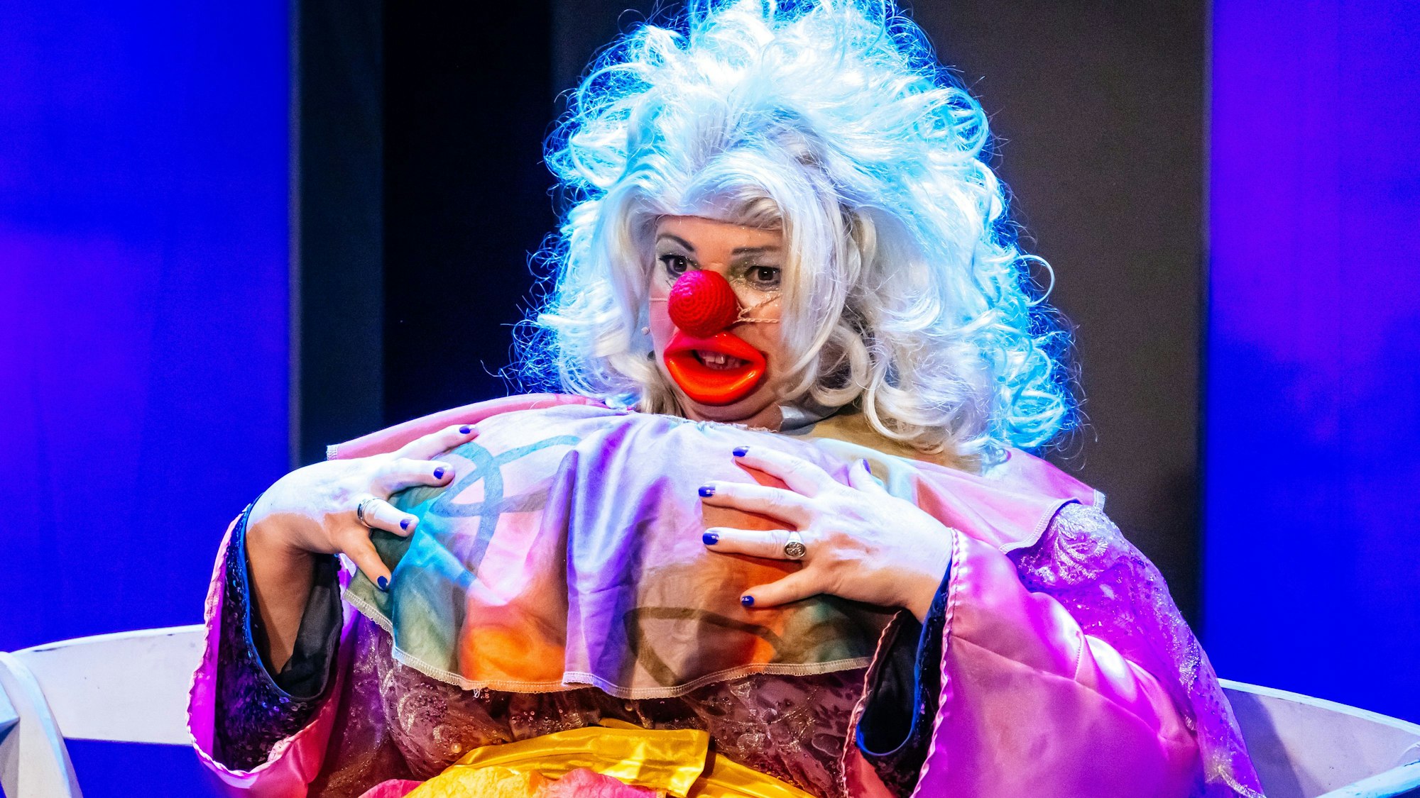 Miriam Chebabi als Clownin, die dem Schönheitswahn verfällt.