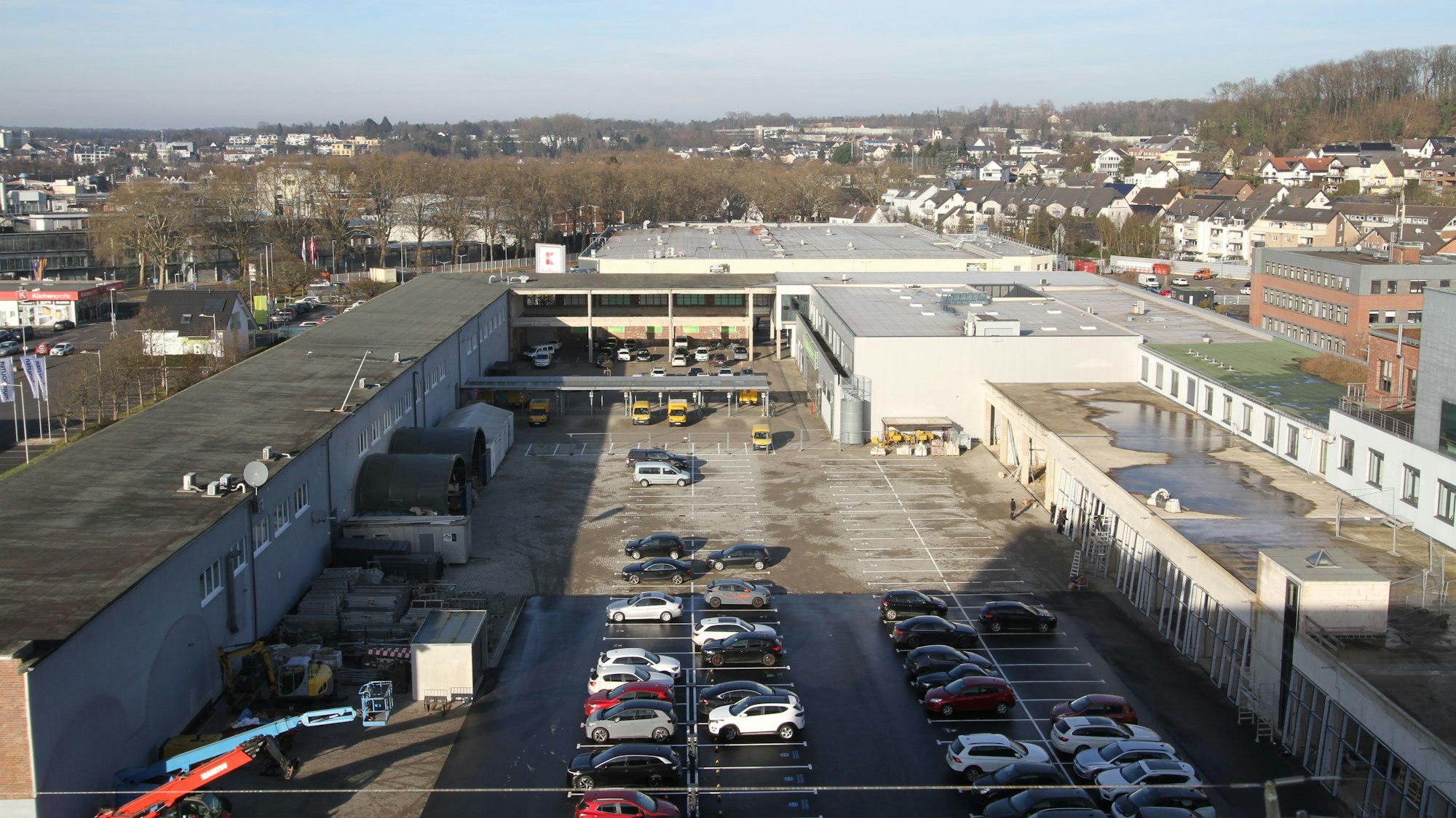 Blick in den Hof eines Gewerbeparks mit parkenden Autos.