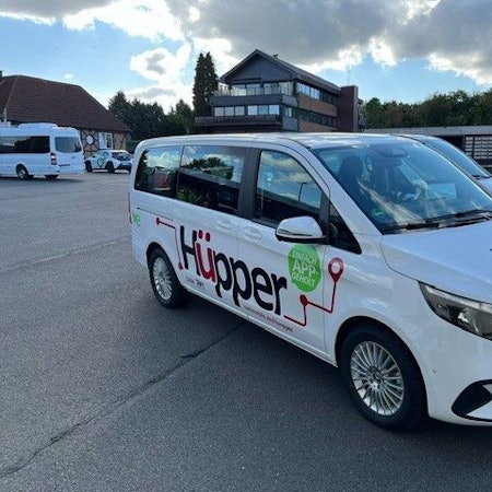 Das Foto zeigt eines der neuen Fahrzeuge für den On-Demand-Verkehr in Hürth.