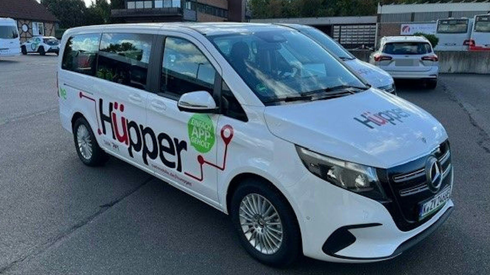 Das Foto zeigt eines der neuen Fahrzeuge für den On-Demand-Verkehr in Hürth.