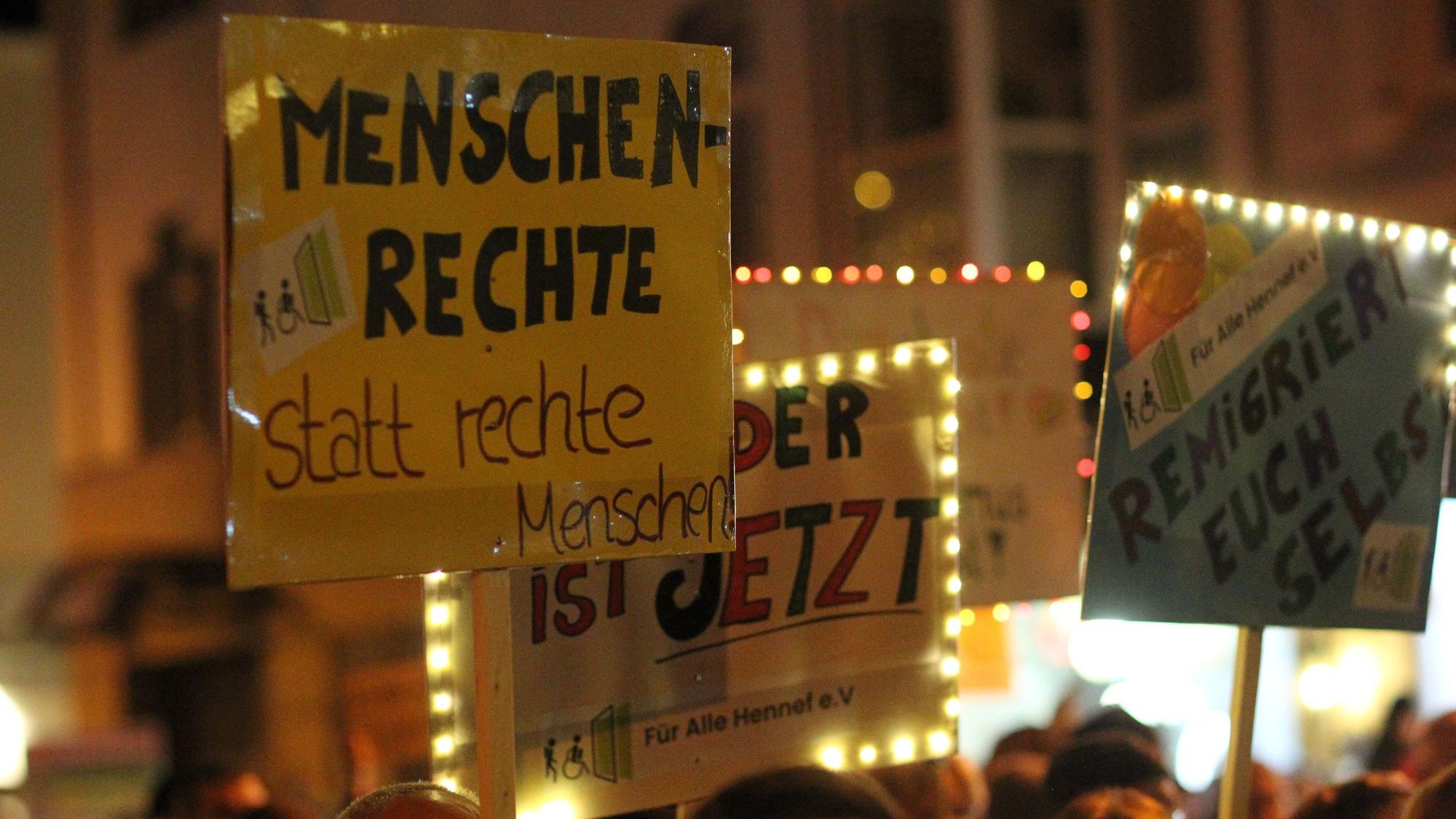 Schilder gegen Rechtsextremismuss werden in die Höhe gehalten.