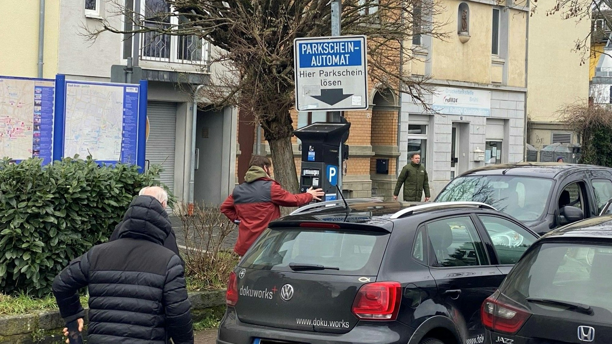 Zu sehen ist einer der Parkautomaten auf dem Belvedere, vor dem einige Menschen warten, um ein Ticket zu lösen.