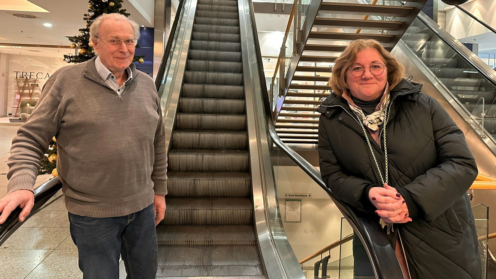 Hausmeister Jonas Kern und Anja Senff, Maklerin und Beiratsvorsitzende im Sommershof sorgen sich um die Immobilie.