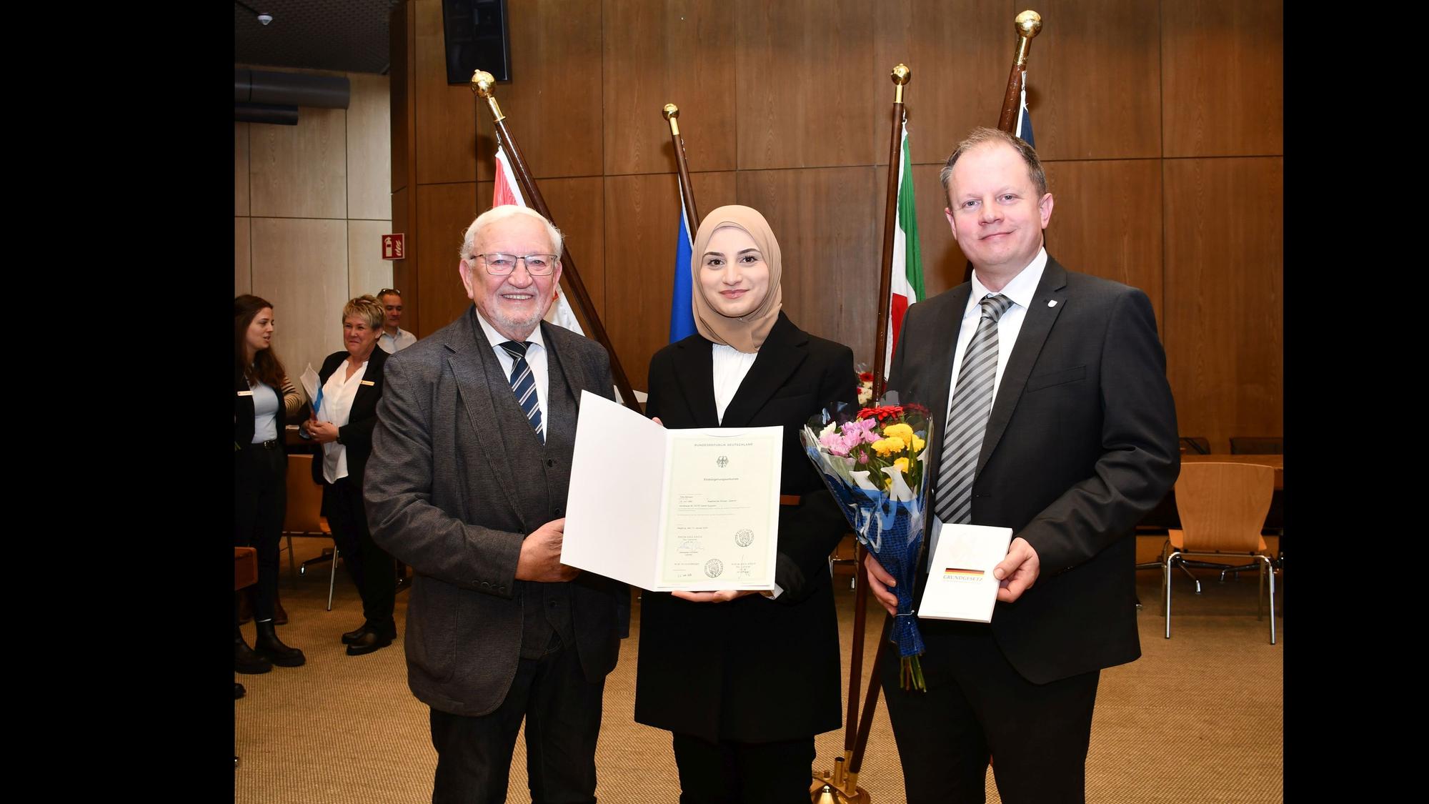 Einbürgerung Rhein-Sieg-Kreis
Siba Mohsen (Mitte) mit Dezernent Dr. Michael Rudersdorf (rechts) und Neubürgerbeauftragtem Ludwig Neuber.