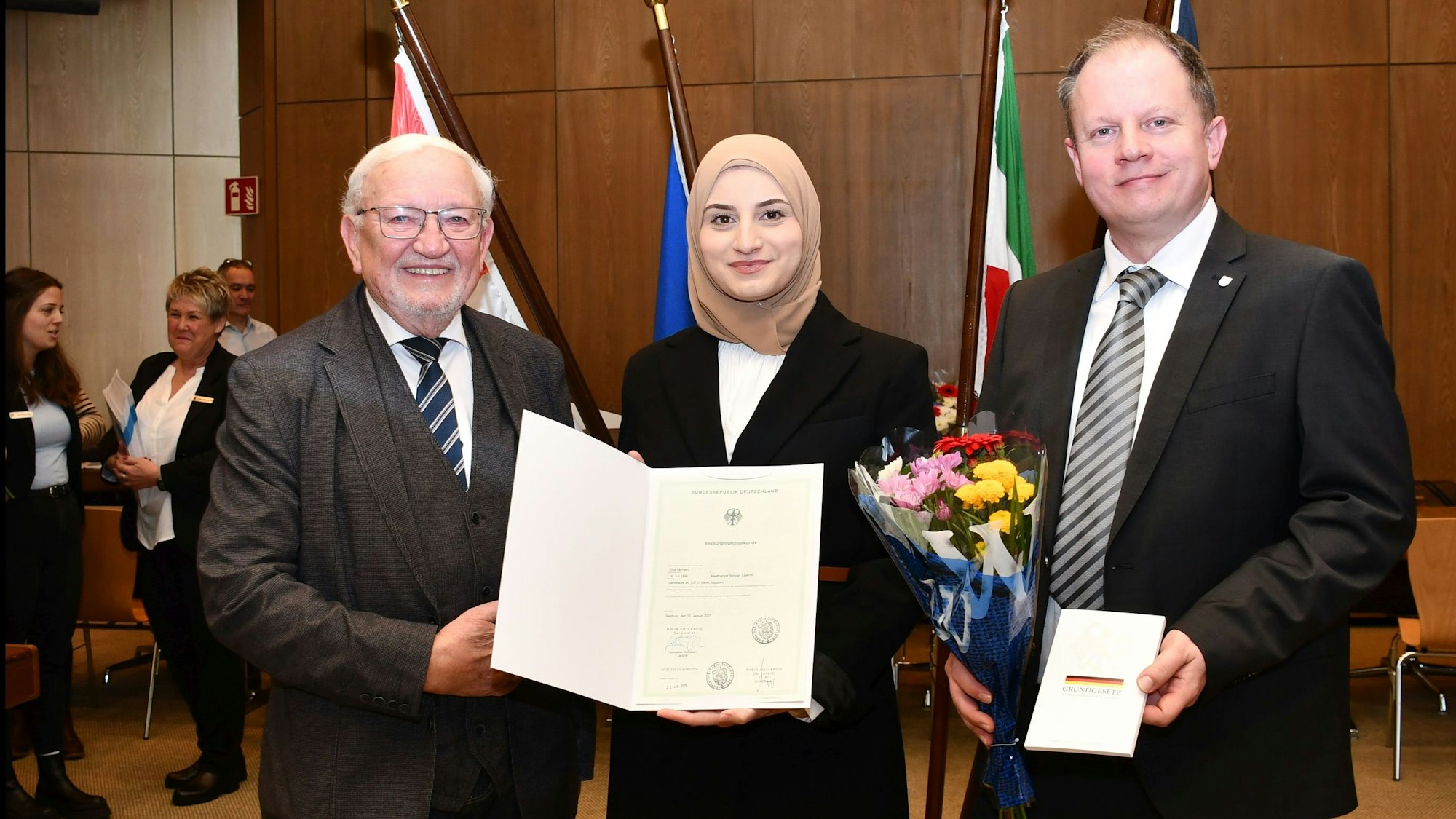 Einbürgerung Rhein-Sieg-Kreis
Siba Mohsen (Mitte) mit Dezernent Dr. Michael Rudersdorf (rechts) und Neubürgerbeauftragtem Ludwig Neuber.