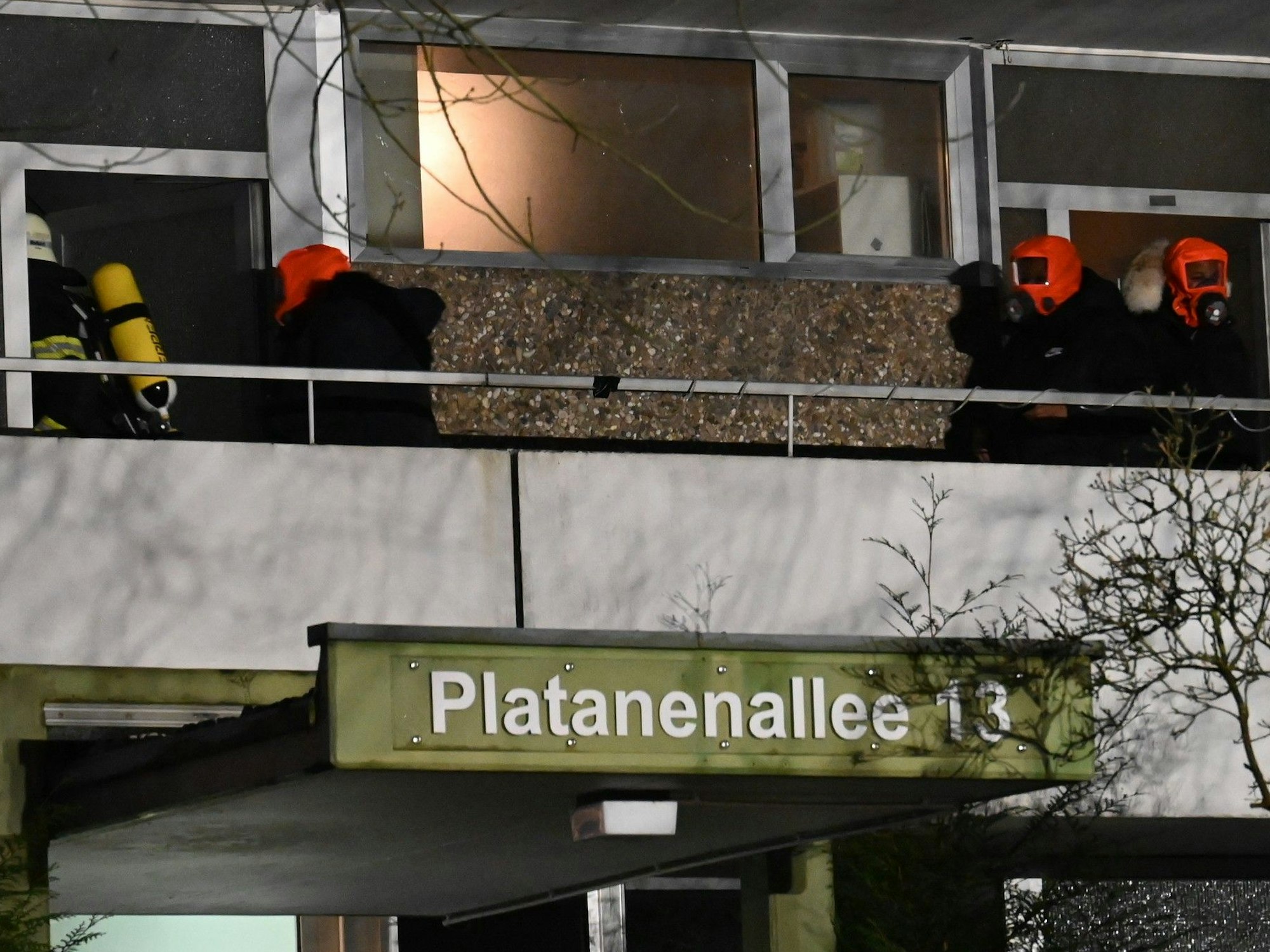 Das Bild zeigt Bewohner mit roten Fluchthauben.