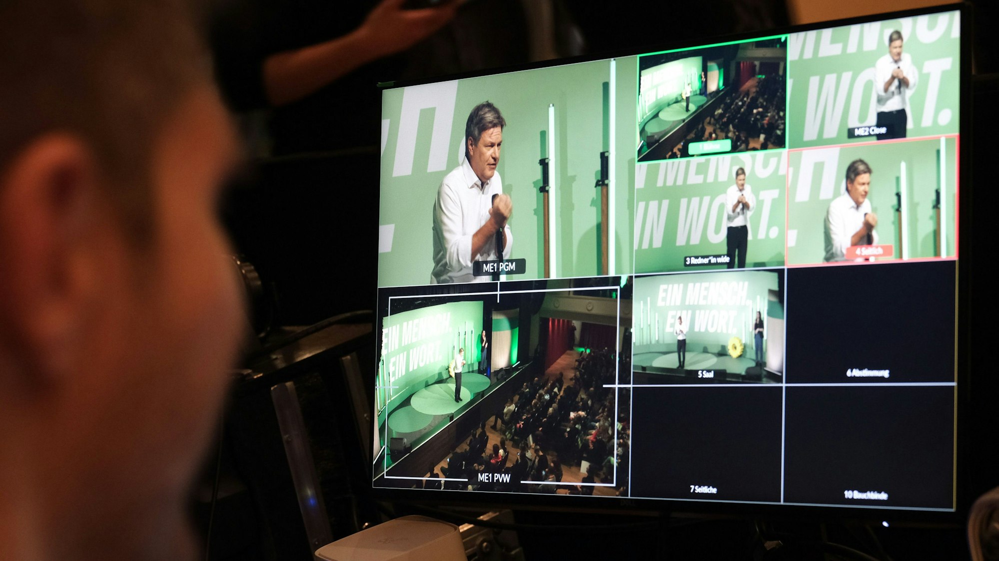 Die Rede von Habeck wird auf einem Monitor überwacht.