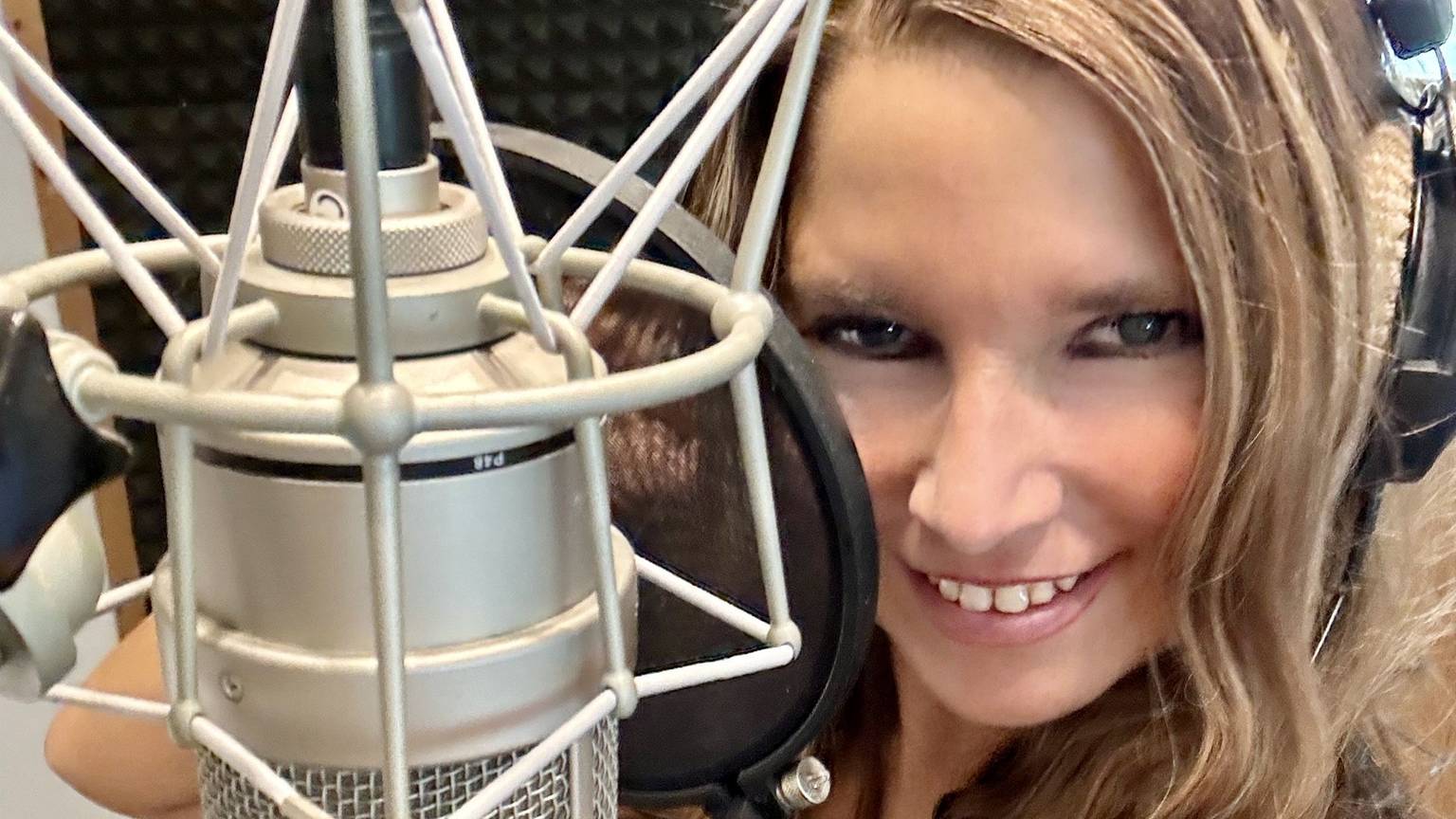 Im Tonstudio singt Anke Fürst ihren Titel „Meine Antwort ist Ja“ ein.
